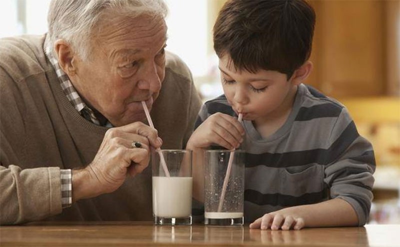 老年人失眠,喝牛奶可以改善